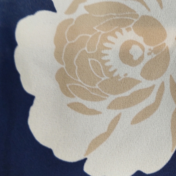 A.n.a. a new approach navy white flower blouse - Picture 10 of 10